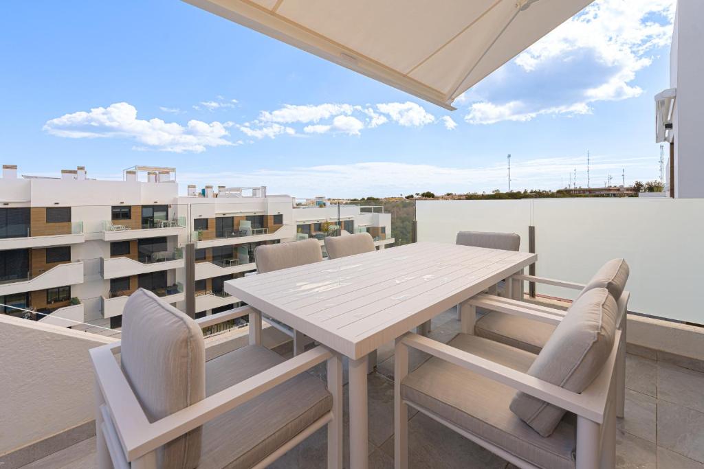 ein Tisch und Stühle auf einem Balkon mit Aussicht in der Unterkunft Casa Clara in Villacosta