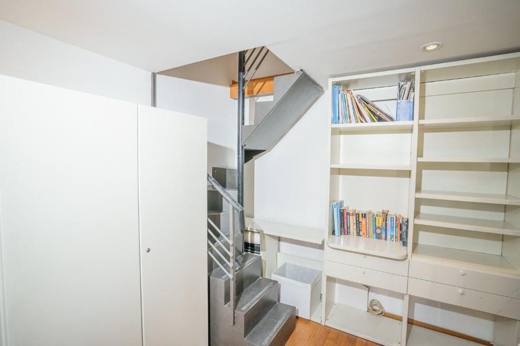The library in Az apartmant