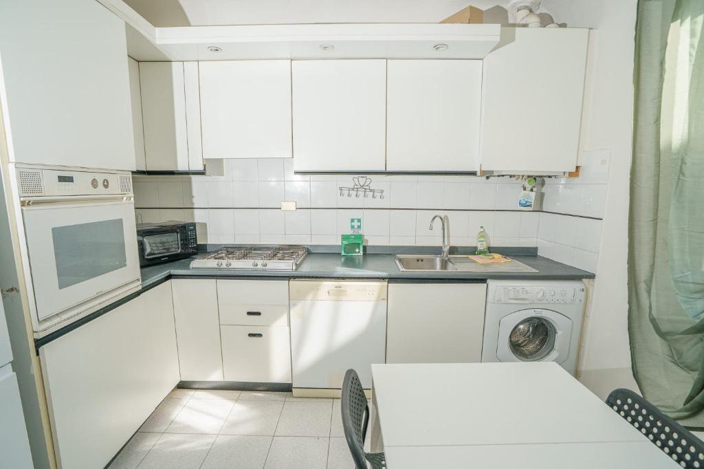 A kitchen or kitchenette at Pretty Apartment Alfani