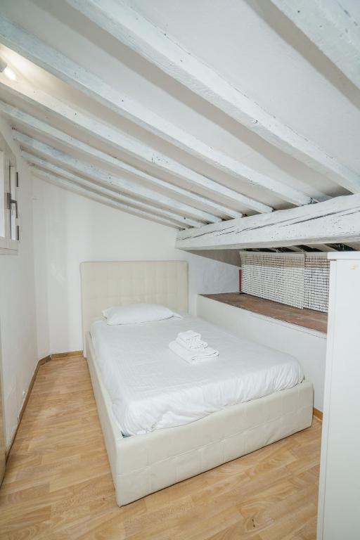 A bed or beds in a room at Pretty Apartment Alfani
