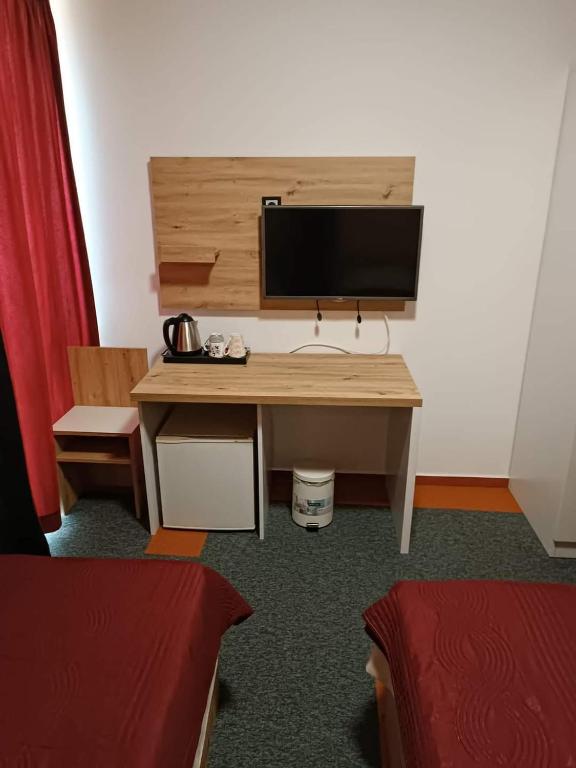 TV a/nebo společenská místnost v ubytování Hotel Brkić Sarajevo Airport - Free Parking