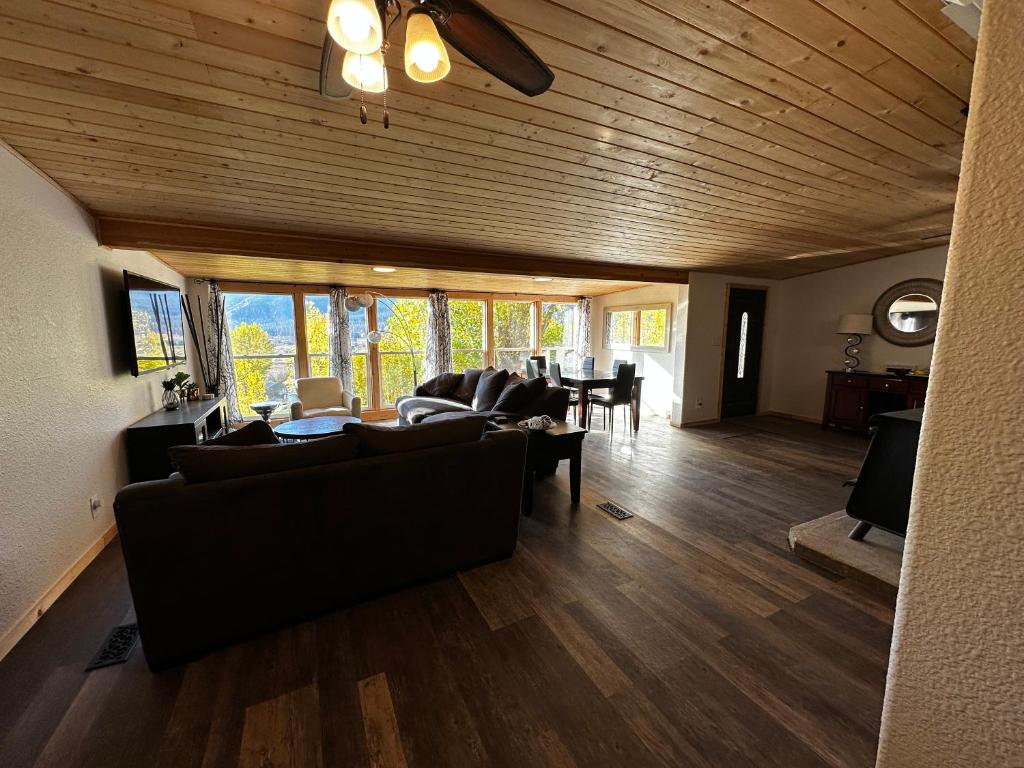 een woonkamer met banken en een eetkamer bij Cozy Cabin on Hiking Trailhead & Elk Preserve in Garden Valley