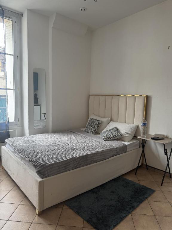 Ένα ή περισσότερα κρεβάτια σε δωμάτιο στο Superbe Appartement Melun Gare