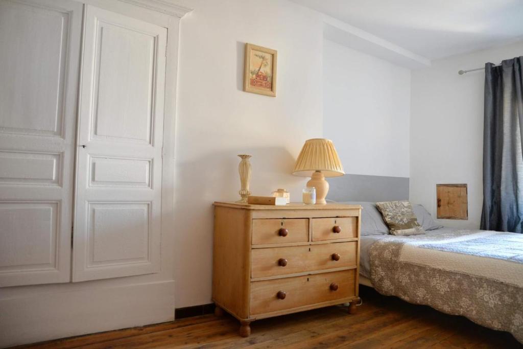 Postel nebo postele na pokoji v ubytování Charmante maison de village en plein Grignan