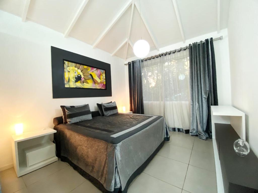 a bedroom with a large bed and a window at Casa Bromélia in Palmeiras
