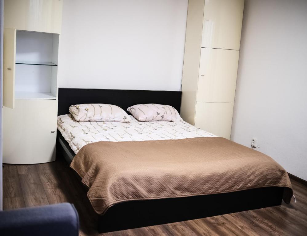 ein Schlafzimmer mit einem Bett mit zwei Kissen darauf in der Unterkunft Cozy Baltic Nest in Klaipėda