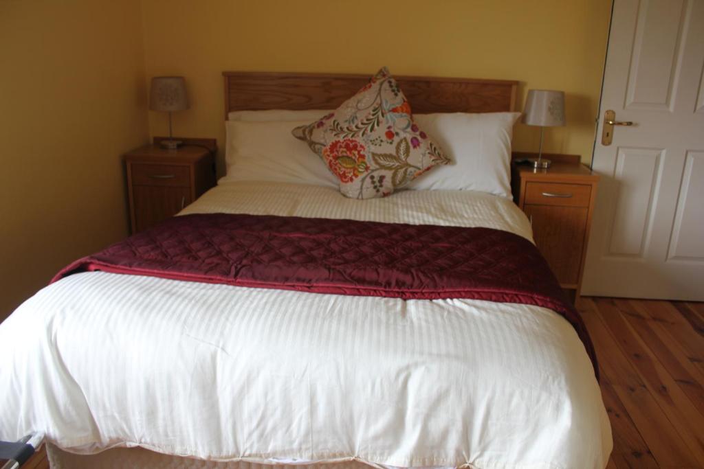 Postel nebo postele na pokoji v ubytování Carrowntober House B & B