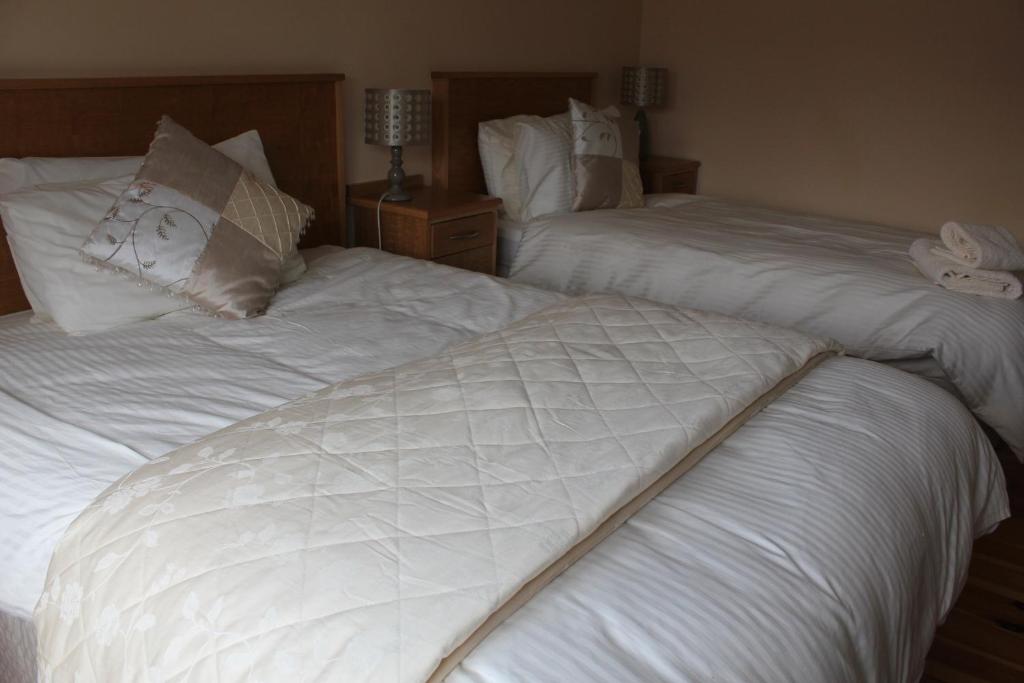 Postel nebo postele na pokoji v ubytování Carrowntober House B & B