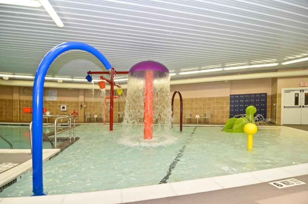 Bazén v ubytování Comfort Inn & Suites Plattsburgh - Morrisonville nebo v jeho okolí