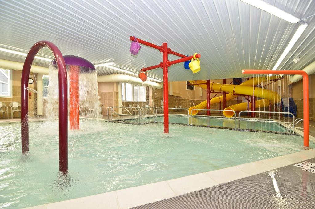 Bazén v ubytování Comfort Inn & Suites Plattsburgh - Morrisonville nebo v jeho okolí