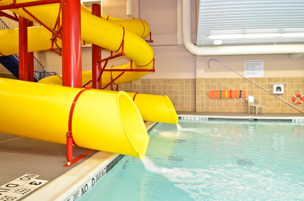 Bazén v ubytování Comfort Inn & Suites Plattsburgh - Morrisonville nebo v jeho okolí