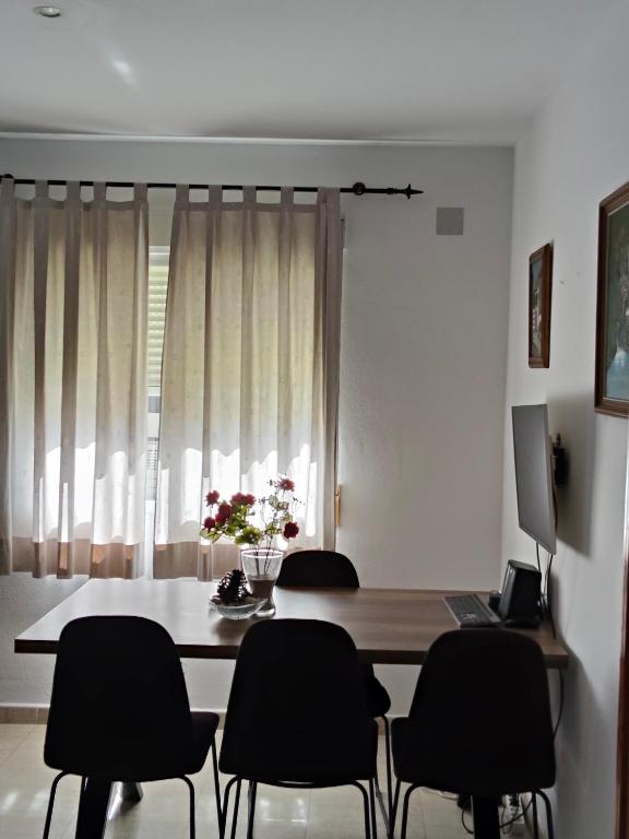 A television and/or entertainment centre at Relax en la playa