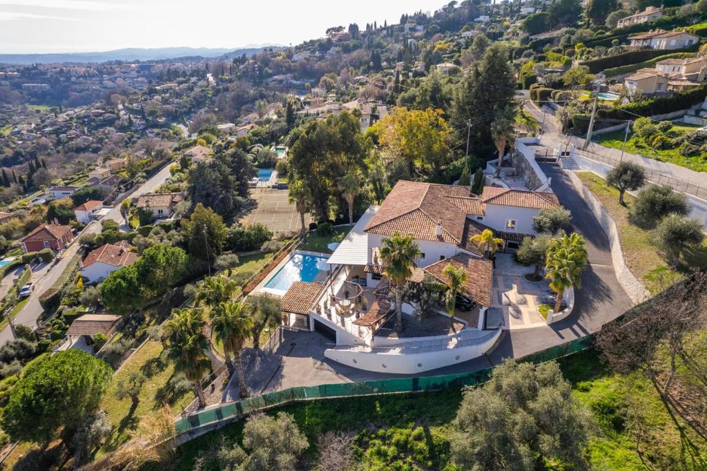 une vue aérienne d'une maison sur une colline dans l'établissement Villa Isabella, à Vence