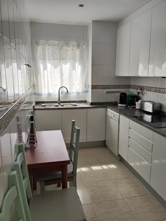 A kitchen or kitchenette at Relax en la playa