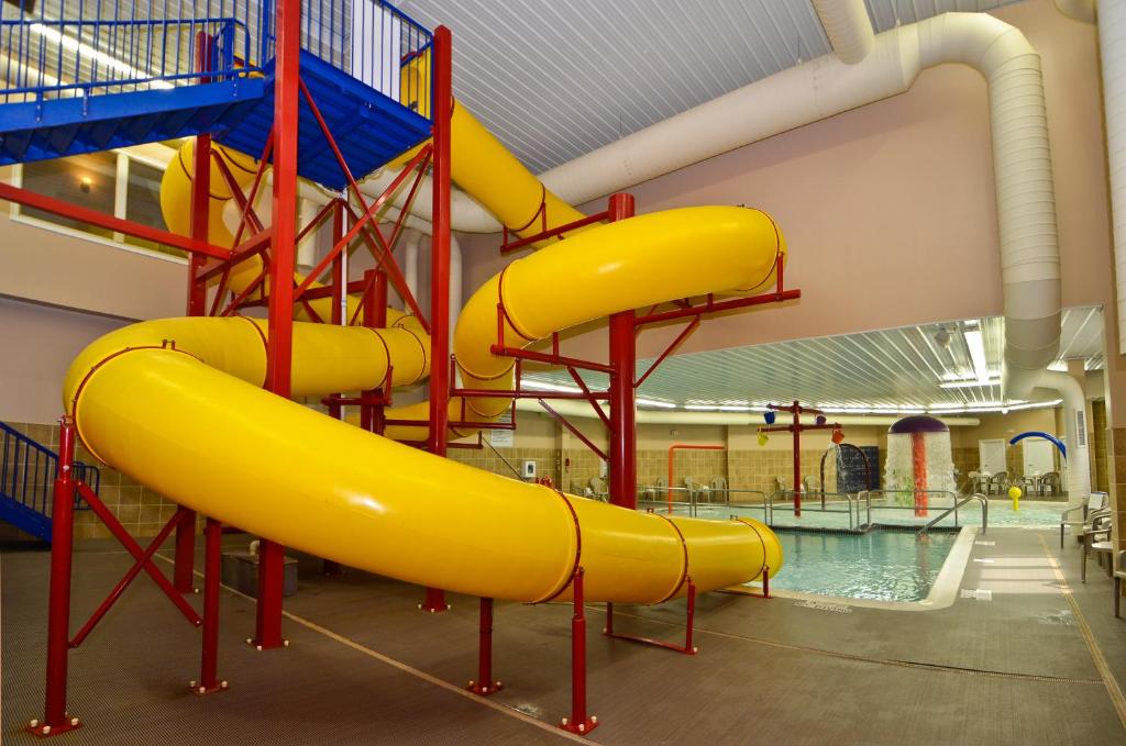 Bazén v ubytování Comfort Inn & Suites Plattsburgh - Morrisonville nebo v jeho okolí