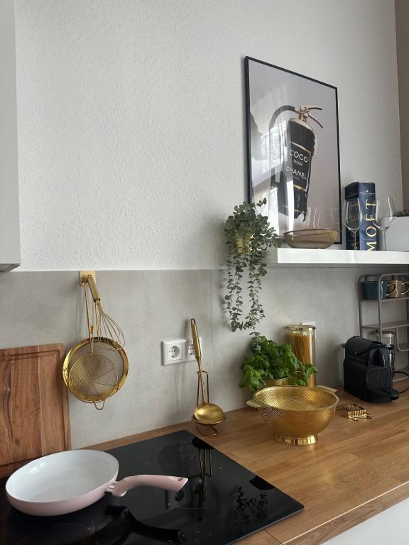 eine Küche mit einer Arbeitsplatte mit einer Schüssel darauf in der Unterkunft Premium-Apartment im Duisburger Süden, nähe Düsseldorf Flughafen & Messe, Komplett ausgestattetes Apartment mit modernen Altbau-Flair in Duisburg