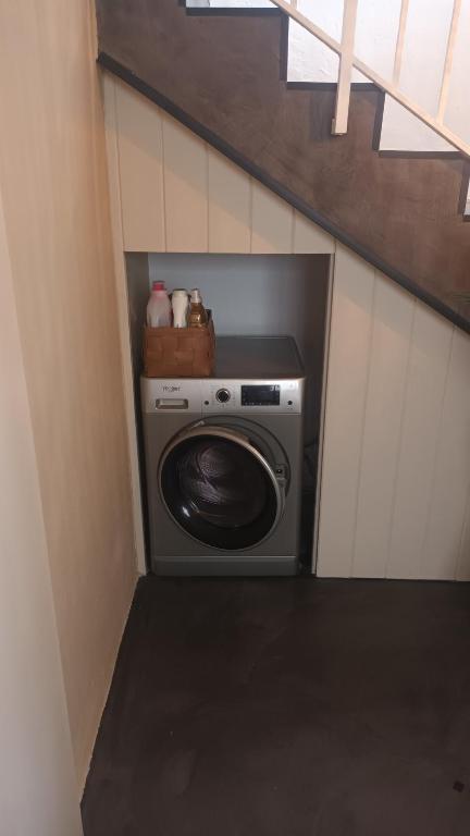 een wasmachine en droger in een kleine kamer bij PLAYA 45, FIRST LINE BEACH HOUSE in Málaga