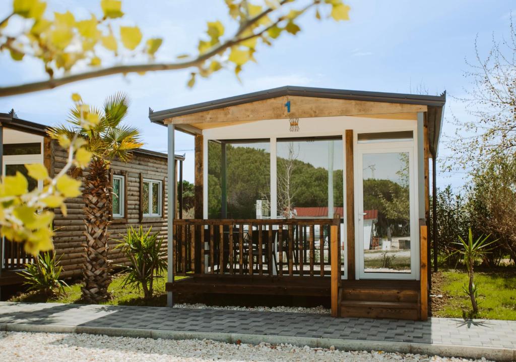 a tiny house with a large glass door at Malibu Spille in Spille
