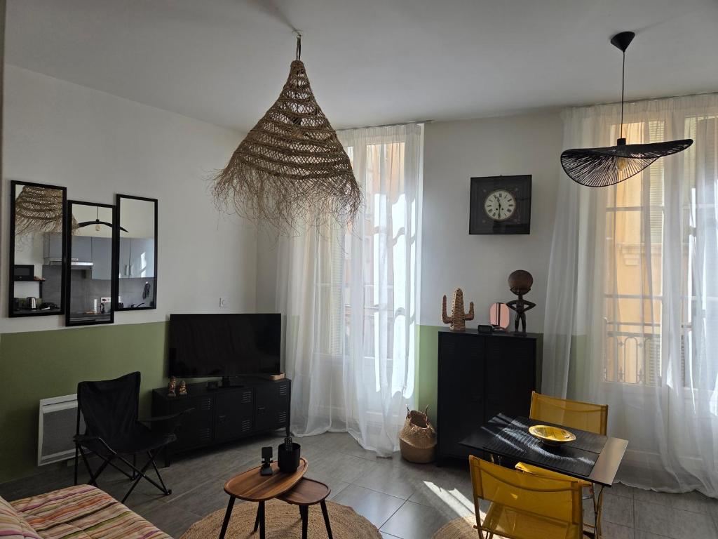 un salon avec un canapé et une table dans l'établissement Toulon centre studio, à Toulon