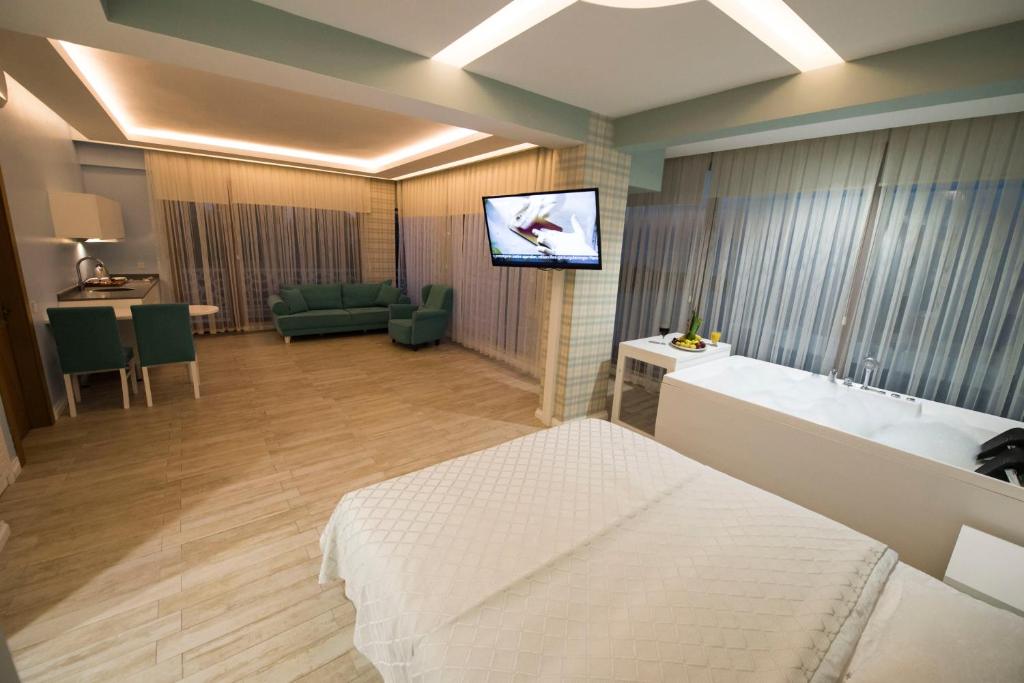 TV a/nebo společenská místnost v ubytování Yildiz Apart Hotel