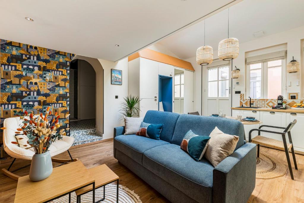 un salon avec un canapé bleu et une cuisine dans l'établissement CasaSol - Lyon PartDieu, à Lyon