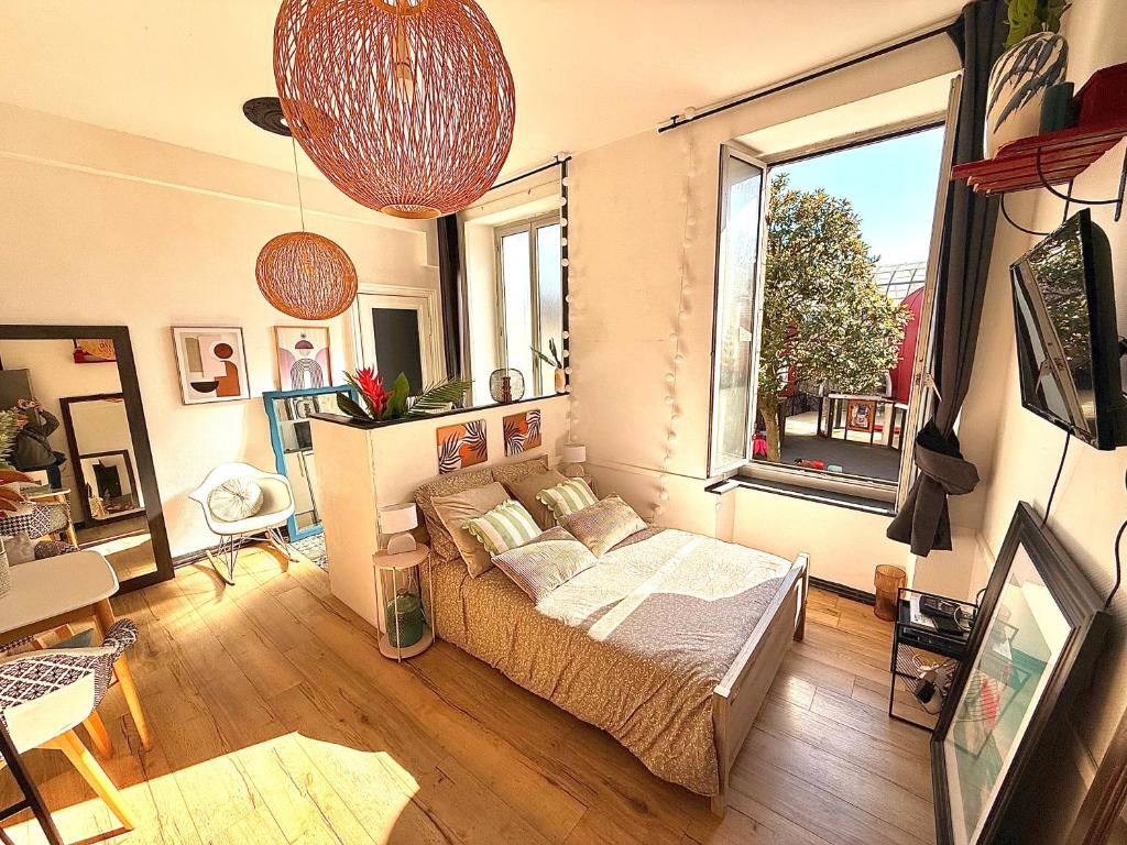 un salon avec un canapé et une fenêtre dans l'établissement La Galerie d 'Octave, studio, hypercentre de st brieuc, à Saint-Brieuc