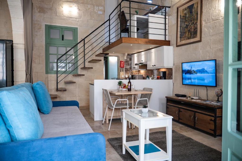 una sala de estar con un sofá y una mesa en Casa San Carlo 'Premium', en La Valeta