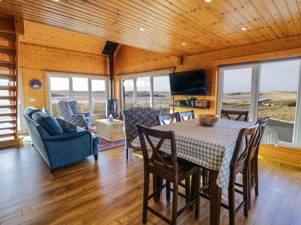 TV a/nebo společenská místnost v ubytování Coastal Cabin