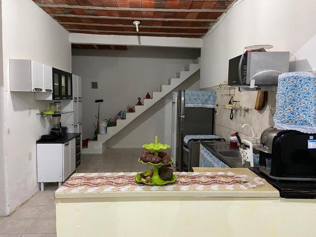 a large kitchen with a staircase in a kitchen at Casa de praia com piscina in Cabo de Santo Agostinho