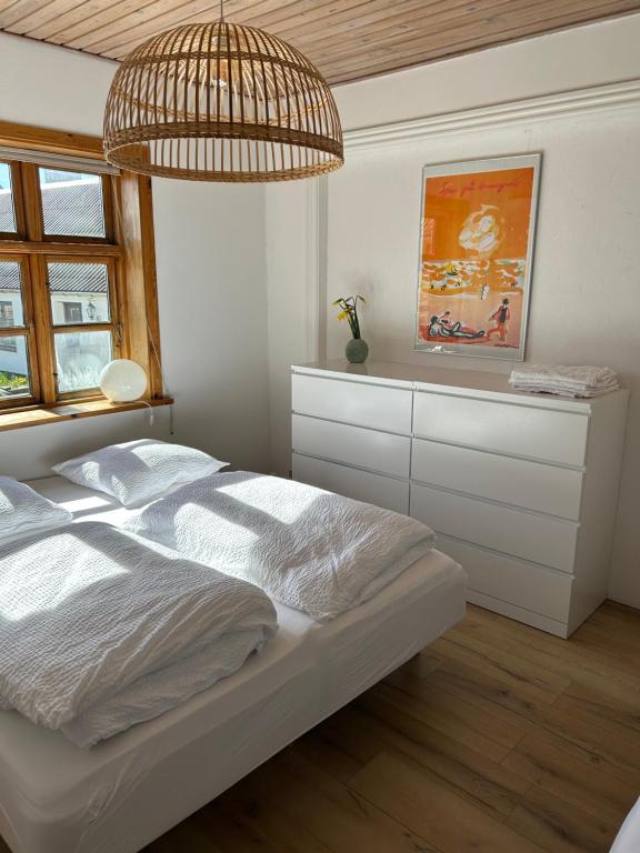 Postel nebo postele na pokoji v ubytování Lejlighed ved havet