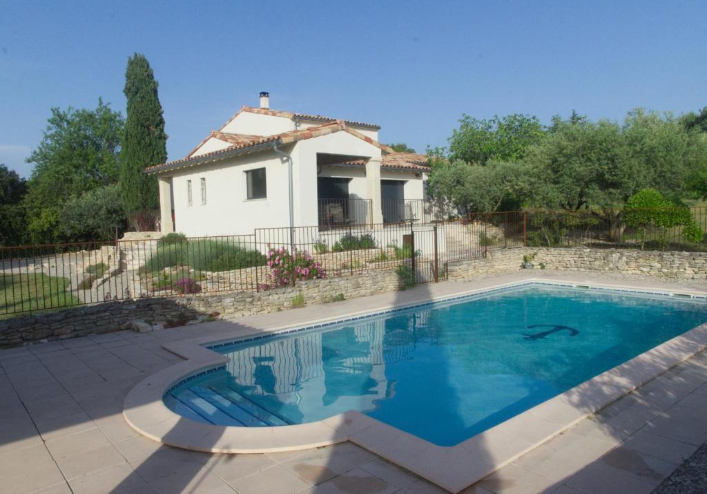une piscine devant une maison dans l'établissement Sous le figuier, à La Roque-sur-Pernes