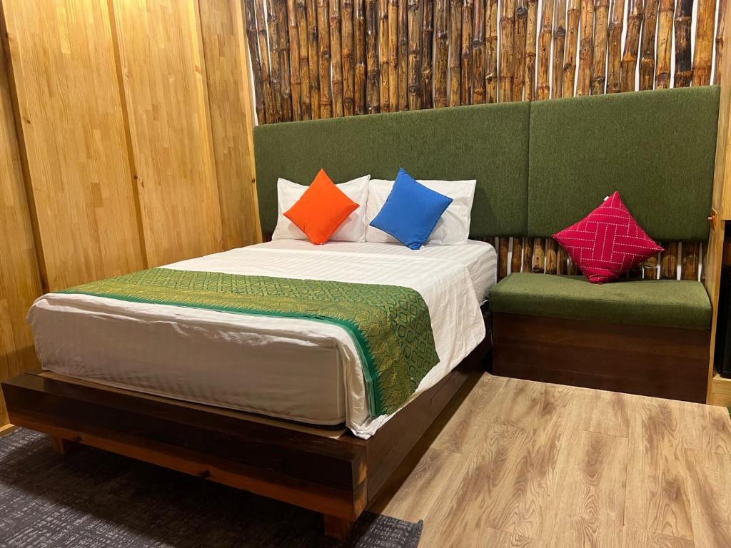 Postel nebo postele na pokoji v ubytování Rooftop inn