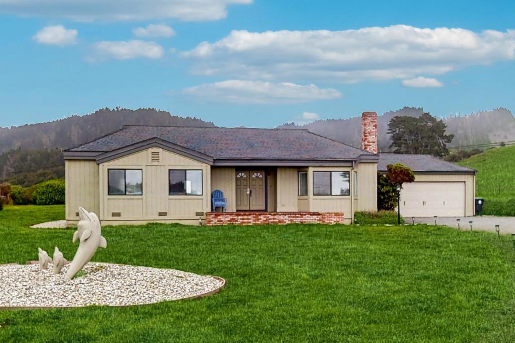 una casa con una statua di fronte di Dolphin Manor a Fort Bragg