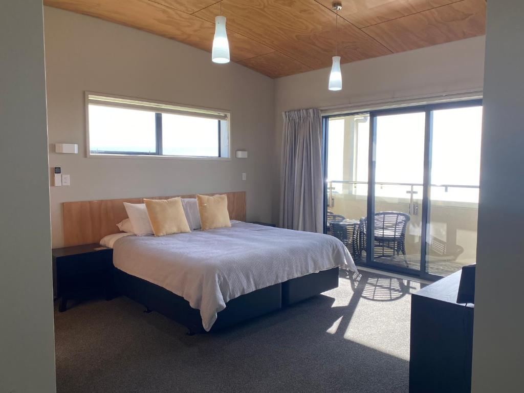 Postel nebo postele na pokoji v ubytování Chalets at Okurukuru