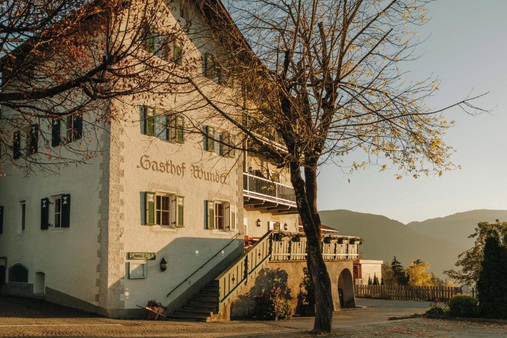 Nespecifikovaný výhled na hory nebo výhled na hory při pohledu z hotelu