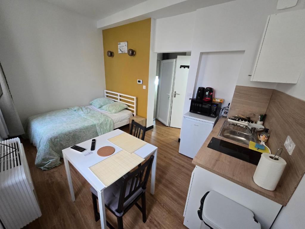 Ce petit appartement comprend une cuisine et une chambre. dans l'établissement E1 - Charmant studio en intramuros, rénové climatisé, à Avignon