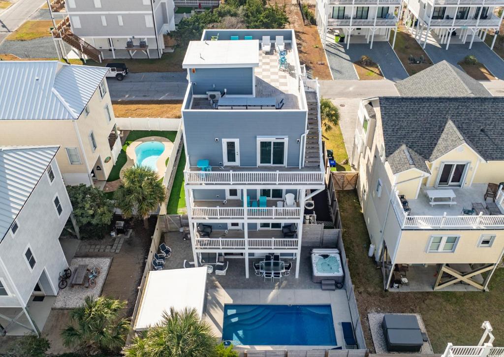 サーフ・シティにあるSalty Towers by Sea Scape Propertiesのプール付きの家の航空写真