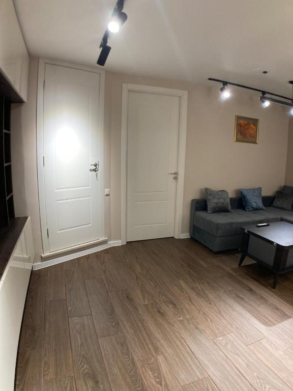امکانات A cozy and comfortable semi-basement apartment - تصویر ۴