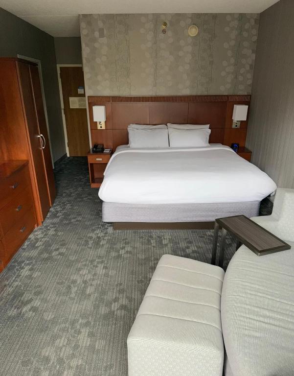 Postel nebo postele na pokoji v ubytování Courtyard by Marriott Fishkill