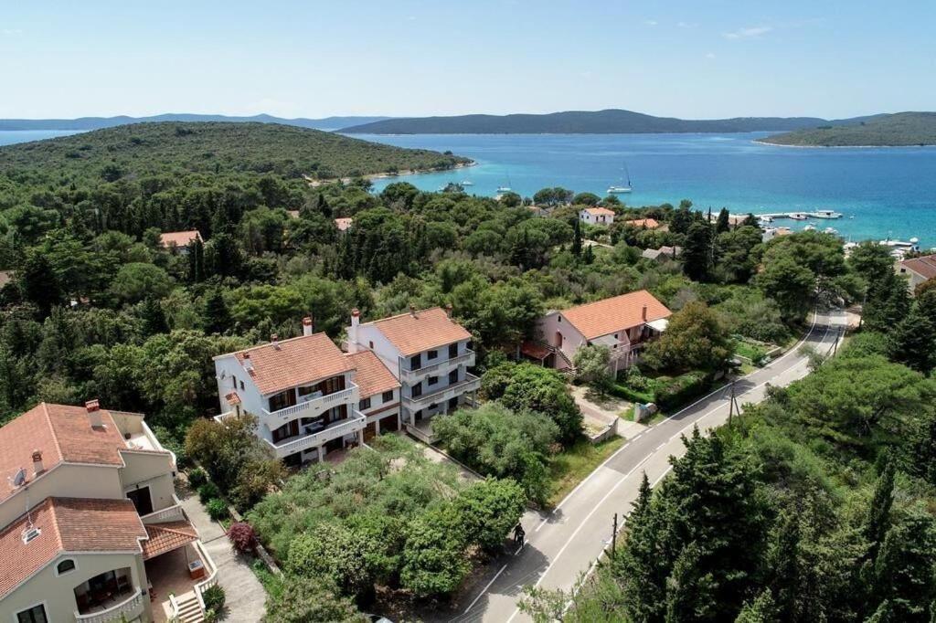 Vistas al complejo con una carretera y un lago en Apartments Zlatko, en Donje Selo