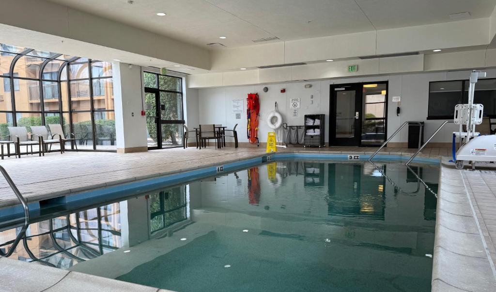 Bazén v ubytování Courtyard by Marriott Fishkill nebo v jeho okolí