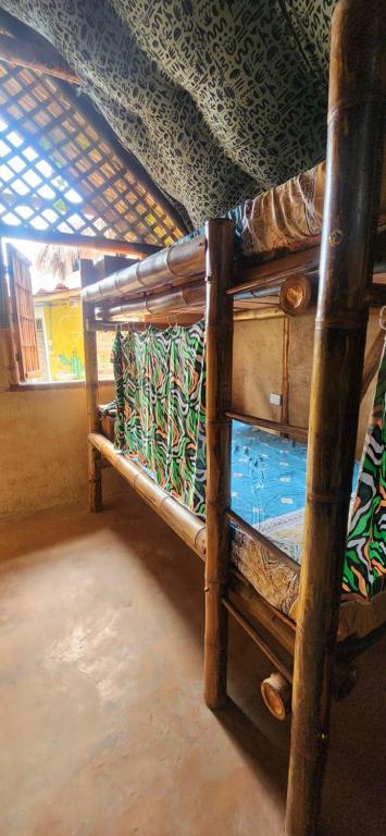 Palanda nebo palandy na pokoji v ubytování Hostal & Dormitorio Buena Onda