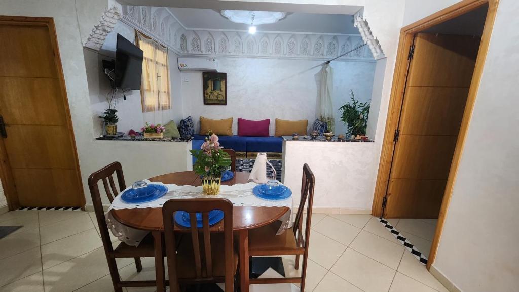 Posezení v ubytování Appartement 7 min de l'aéroport de Marrakech