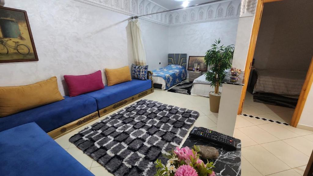 Posezení v ubytování Appartement 7 min de l'aéroport de Marrakech