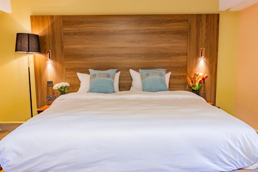 Postel nebo postele na pokoji v ubytování Karen Plains Hotel Nairobi