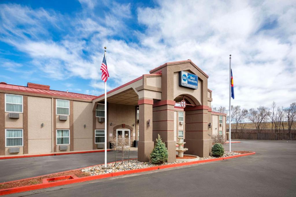 a hotel with an american flag in a parking lot at Best Western Executive Inn & Suites in Colorado Springs
