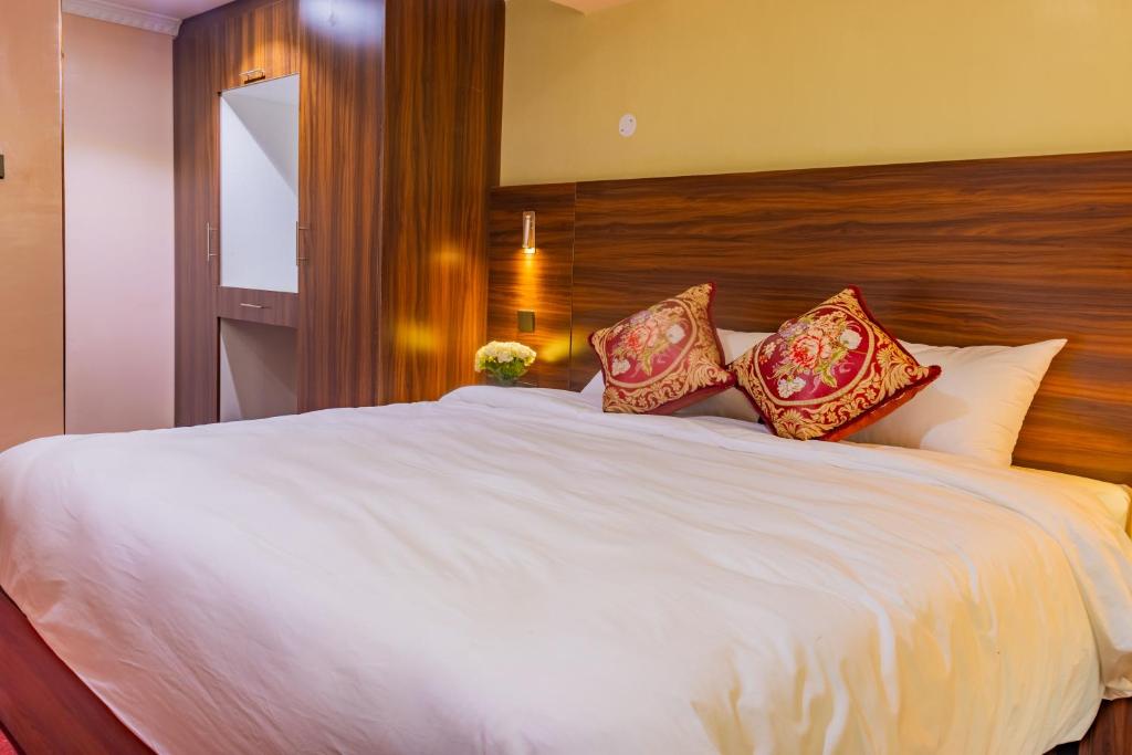 Postel nebo postele na pokoji v ubytování Karen Plains Hotel Nairobi