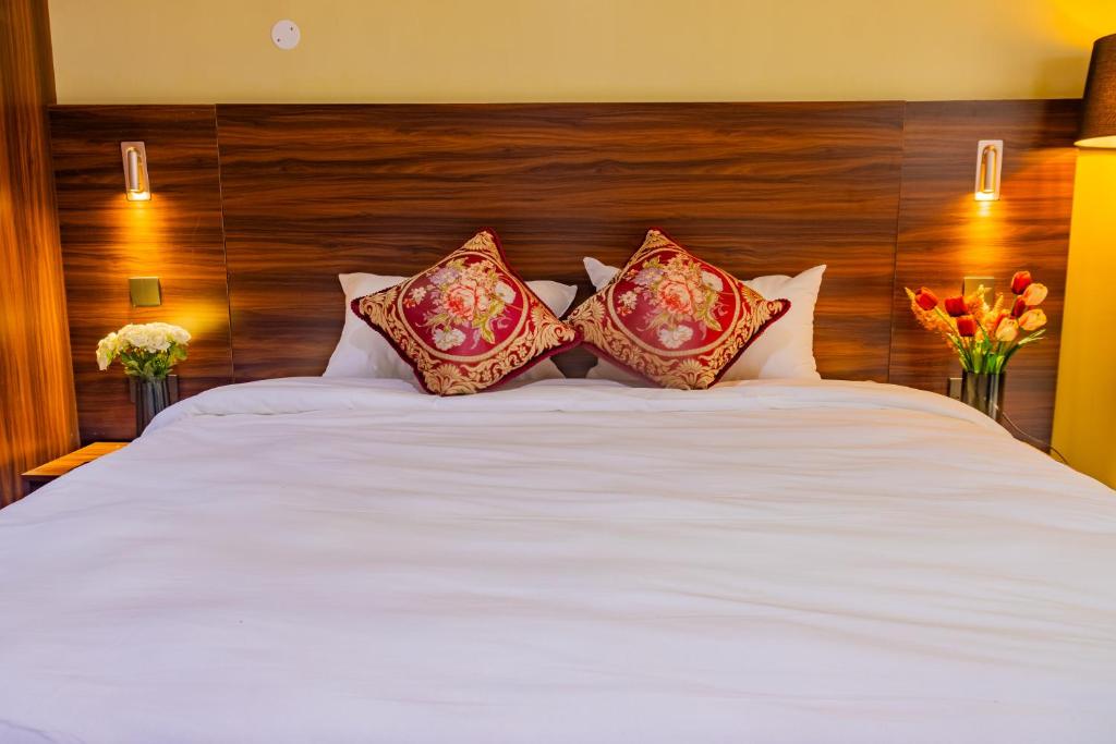 Postel nebo postele na pokoji v ubytování Karen Plains Hotel Nairobi
