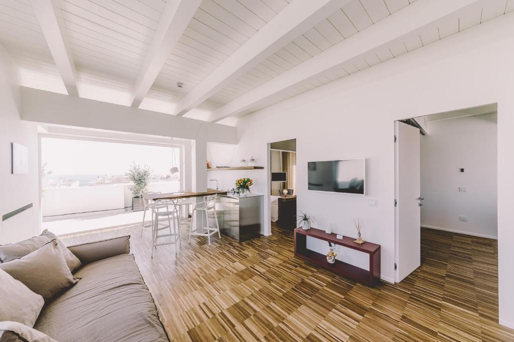TV a/nebo společenská místnost v ubytování Suite 10 Home Design & Spa