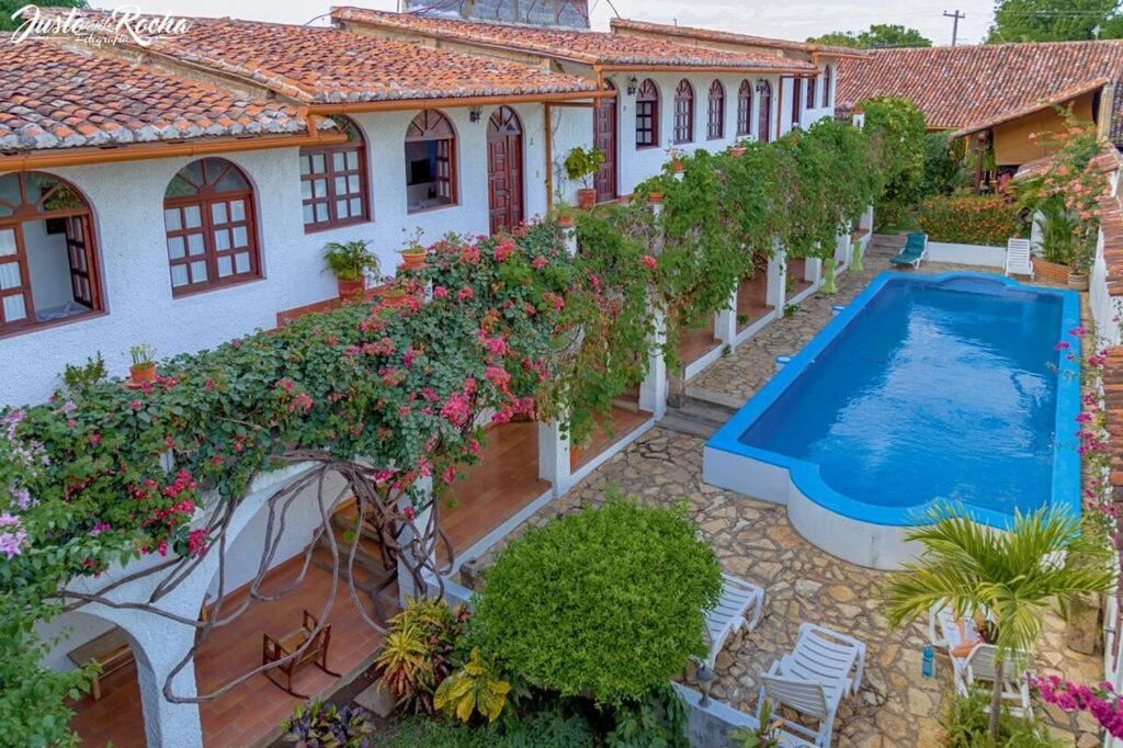 una imagen de una casa con piscina en Hotel La Posada del Sol, en Granada